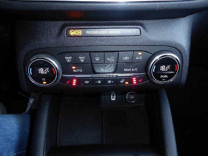 Ford Focus Lim. Titanium, Winter-Paket